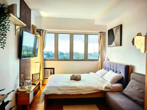 Cozy Oasis, Mountain + Skyline View, Free Pool Apartahotel in Quezon City