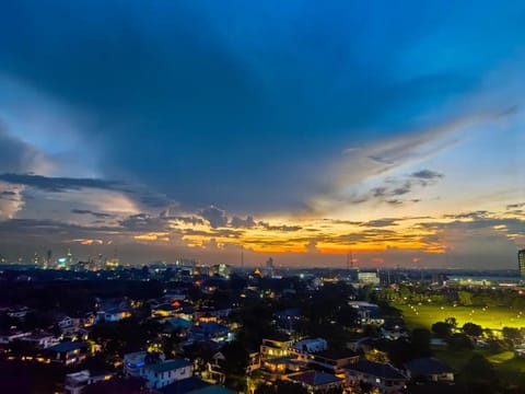 Cozy Oasis, Mountain + Skyline View, Free Pool Apartahotel in Quezon City