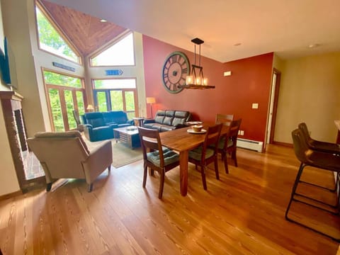 C13 Beautiful Bretton Woods ski-in ski-out townhouse for your family getaway to the White Mountains! Casa in Carroll