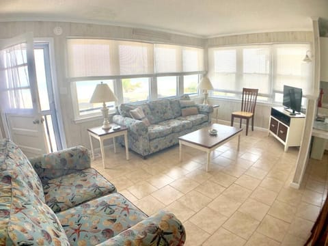 Beachfront -Almost Heaven OCEANFRONT- unit C/ 2br 1ba Apartment in Surfside Beach