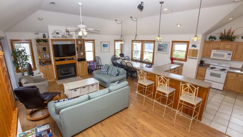 OL1, Wild and Wonderful-Oceanside, Close to beach, private pool, Hot Tub House in Corolla