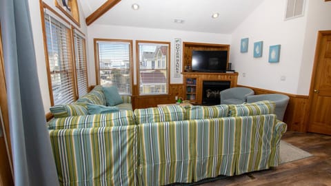 OL626, Celtic Dunes- Oceanside, Dogs Welcome, Private Pool, Hot Tub, Close to Beach Access House in Corolla