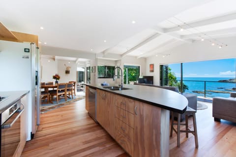 Beachfront Enclosure Bay - Waiheke Unlimited House in Auckland Region