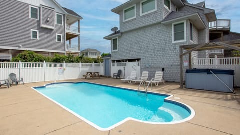 OS10E, Sandune- Oceanside, Private Pool, Hot Tub, Sun Deck, Close to Grocery Store House in Corolla