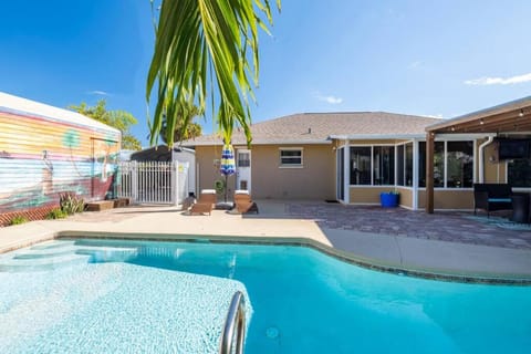 Tropical Island Escape Near Disney, Beach, Cruise House in Merritt Island