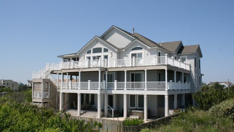 OS24C, Flying Cloud II- Oceanfront, 8 BRs, Rec Rm, Pool, H Tub, Media Rm, Ocean Views Maison in Corolla