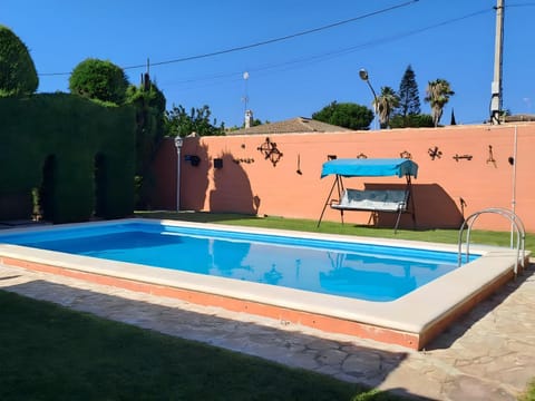 Chalet con piscina privada y Jardín House in Chiclana de la Frontera