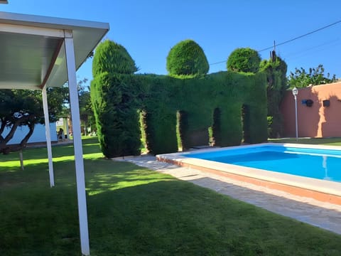 Chalet con piscina privada y Jardín Casa in Chiclana de la Frontera