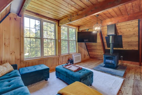 Private Pocono Getaway with Hot Tub and Sauna! Haus in Middle Smithfield