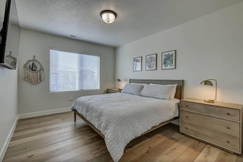 NEW Townhome - Private Hot Tub, Fire Pit & Pool at Quiet Vida-Sol Community House in Washington