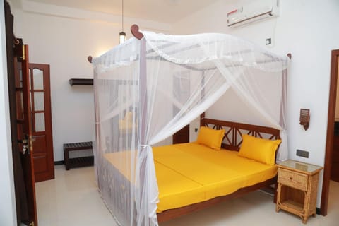 Bed, Photo of the whole room, Bedroom, air conditioner