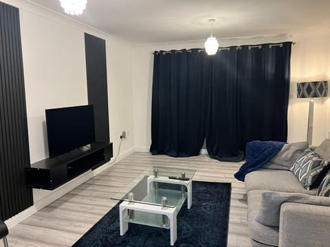 Modern Renovated 2-Bedroom House House in Barking