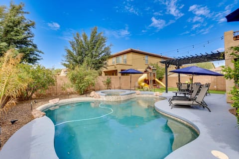 Luxe Family Home with Pool, 13 Mi to Dtwn Phoenix! Haus in Laveen Village