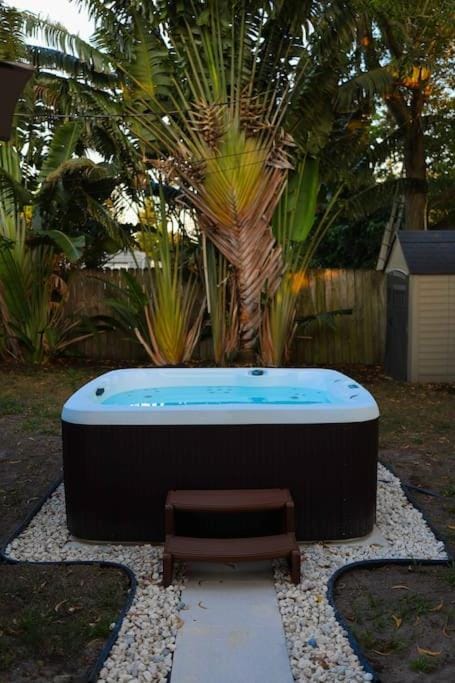 Serenity Retreat Pool Hot Tub BBQ Workspace WiFi+ Condo in Riviera Beach