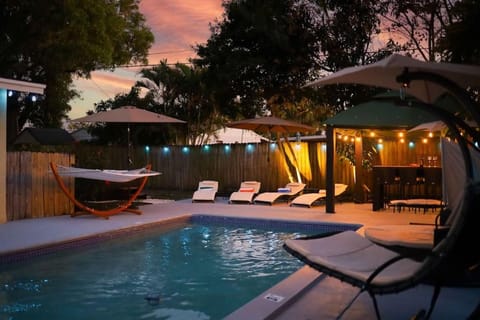 Serenity Retreat Pool Hot Tub BBQ Workspace WiFi+ Condo in Riviera Beach