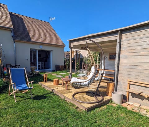 Le Woody Lodge, Large cottage with wooden deck and chalet with garden view next to Fontainebleau Forest Chalet in Fontainebleau