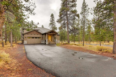 Peaceful Sunriver Retreat with Pool and Hot Tub House in Sunriver