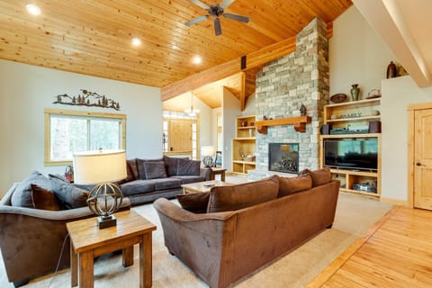 Peaceful Sunriver Retreat with Pool and Hot Tub House in Sunriver