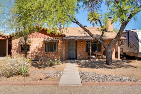 Charming Home with Patio - 5 Mi to Downtown Tucson! Haus in Catalina Foothills