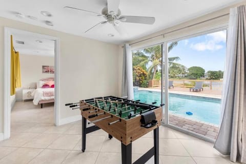 Modern spacious house with private pool and lake view House in Oakland Park