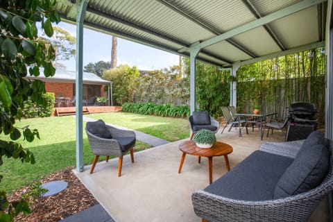 Magnolia Cottage - Pet Friendly - 5 Mins Drive to Hyams Beach House in Vincentia