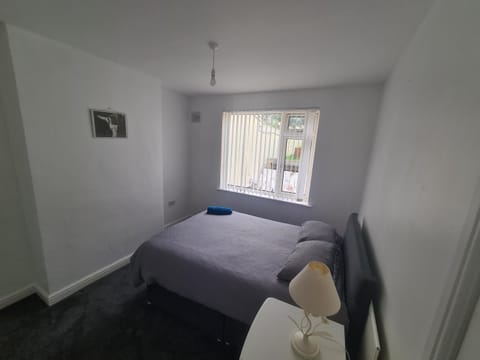 L & J ESCAPES-4 BEDROOMs SUITABLE FOR CONTRACTORS AND FAMILIES- LARGE PRIVATE PARKING-10 MINUTES TO M6 JUNCTION 9 Appartement in Wolverhampton