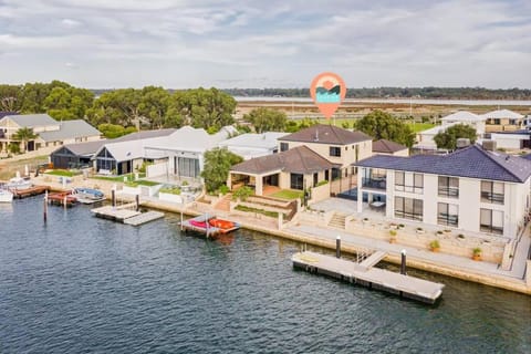 Luxury Waterfront Canal Estate With Private Jetty - Pet Friendly House in Busselton