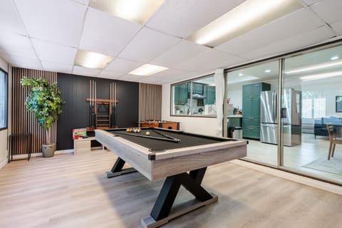 Billiard, Game Room