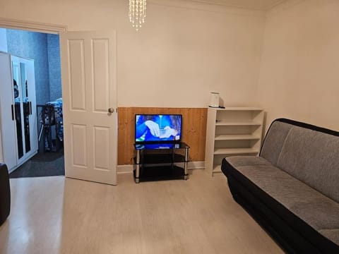 London Serviced Accommodation E10 x DM 4 Weekly x Monthly Offers x Leyton x by D6ten Homes Ltd Apartment in London Borough of Hackney