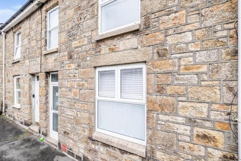 Modernised townhouse centrally located incl parking Apartment in Penzance