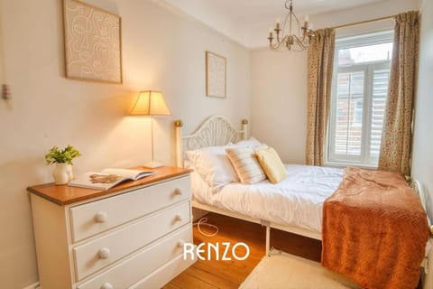 Vibrant 3-bed Home in Lincoln by Renzo, Stunning Design, Close to Lincoln Cathedral! Condo in Lincoln