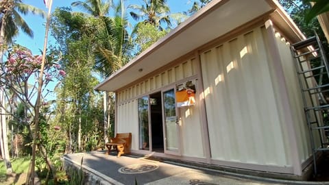 Tiny Container Cabin @ Umah Chronosophere - Bali Campingplatz /
Wohnmobil-Resort in West Selemadeg
