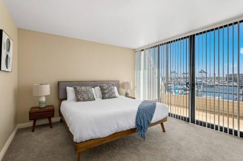 Harbor Front Haven With Stunning Marina View Condo in Marina del Rey