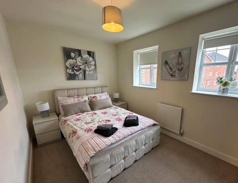 4BR Cheshire East/Townhouse/Central - Close to Bentley Apartment in Crewe