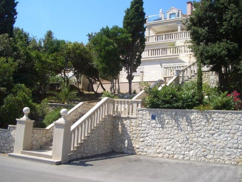 Property building, Facade/entrance, Neighbourhood, Garden, Balcony/Terrace, Beach, Garden view, Mountain view, Sea view