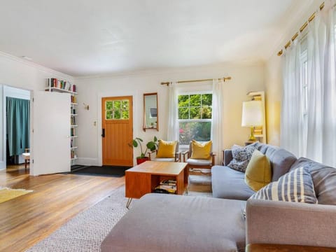 Stylish 2BR in Historic SE Ladds Addition House in Portland