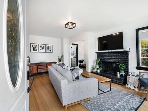 Picture Perfect Bungalow in the heart of DT Vancouver Casa in Vancouver