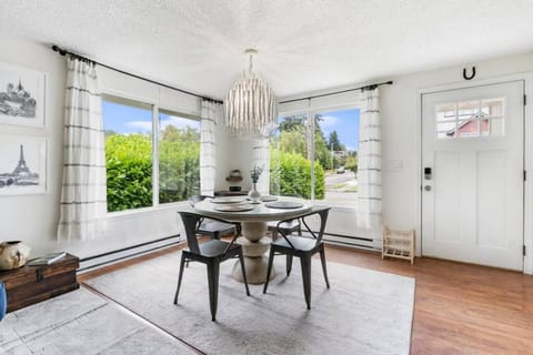 Vancouver Escape, Spacious 3-Bdrm Private Home House in Vancouver