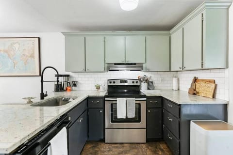 Vancouver Escape, Spacious 3-Bdrm Private Home House in Vancouver