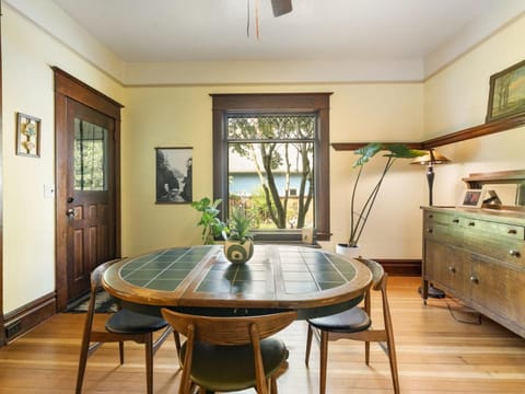 Art Deco Oasis - Stylish 2BD with Den, Office, Garden and Dip Pool Maison in Vancouver