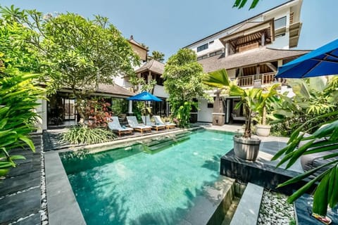Property building, Patio, Balcony/Terrace, Garden view, Pool view, Swimming pool, sunbed