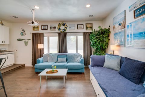 Pet-Friendly Texas Abode Walk to Lewisville Lake Haus in Lake Dallas