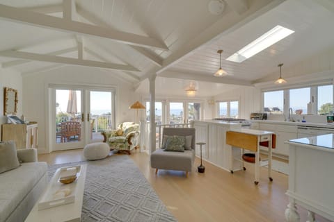 Stunning Ventura Cottage with Deck and Ocean View! Maison in Ventura