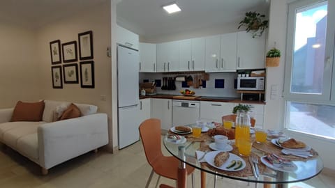 Coffee/tea facilities, Kitchen or kitchenette, Food and drinks, minibar