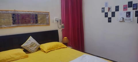 Private & Cosy 2 BHK with Homely Kitchen, Balcony-Garden View -Solo,Couple & Group Friendly Central Delhi,Hauz Khas,AIIMS,INA Appartamento in New Delhi