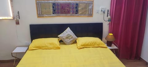 Private & Cosy 2 BHK with Homely Kitchen, Balcony-Garden View -Solo,Couple & Group Friendly Central Delhi,Hauz Khas,AIIMS,INA Appartamento in New Delhi