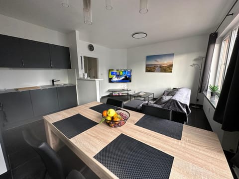 Communal lounge/ TV room, TV and multimedia, Kitchen or kitchenette, Living room, Seating area, Dining area, Evening entertainment