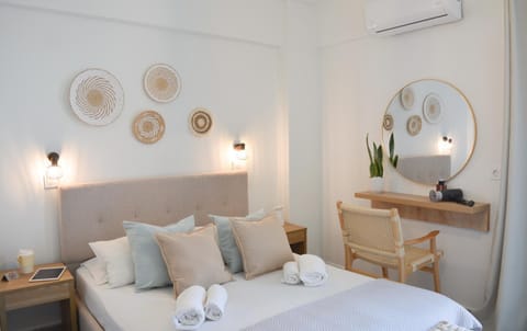 Bed, Photo of the whole room, towels, air conditioner