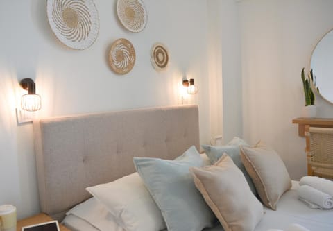 Bed, Photo of the whole room, Decorative detail