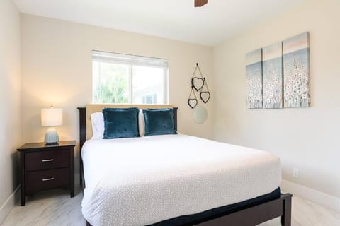 Spa & Pool Sleeps 12. Close to Beach King bed House in Lighthouse Point